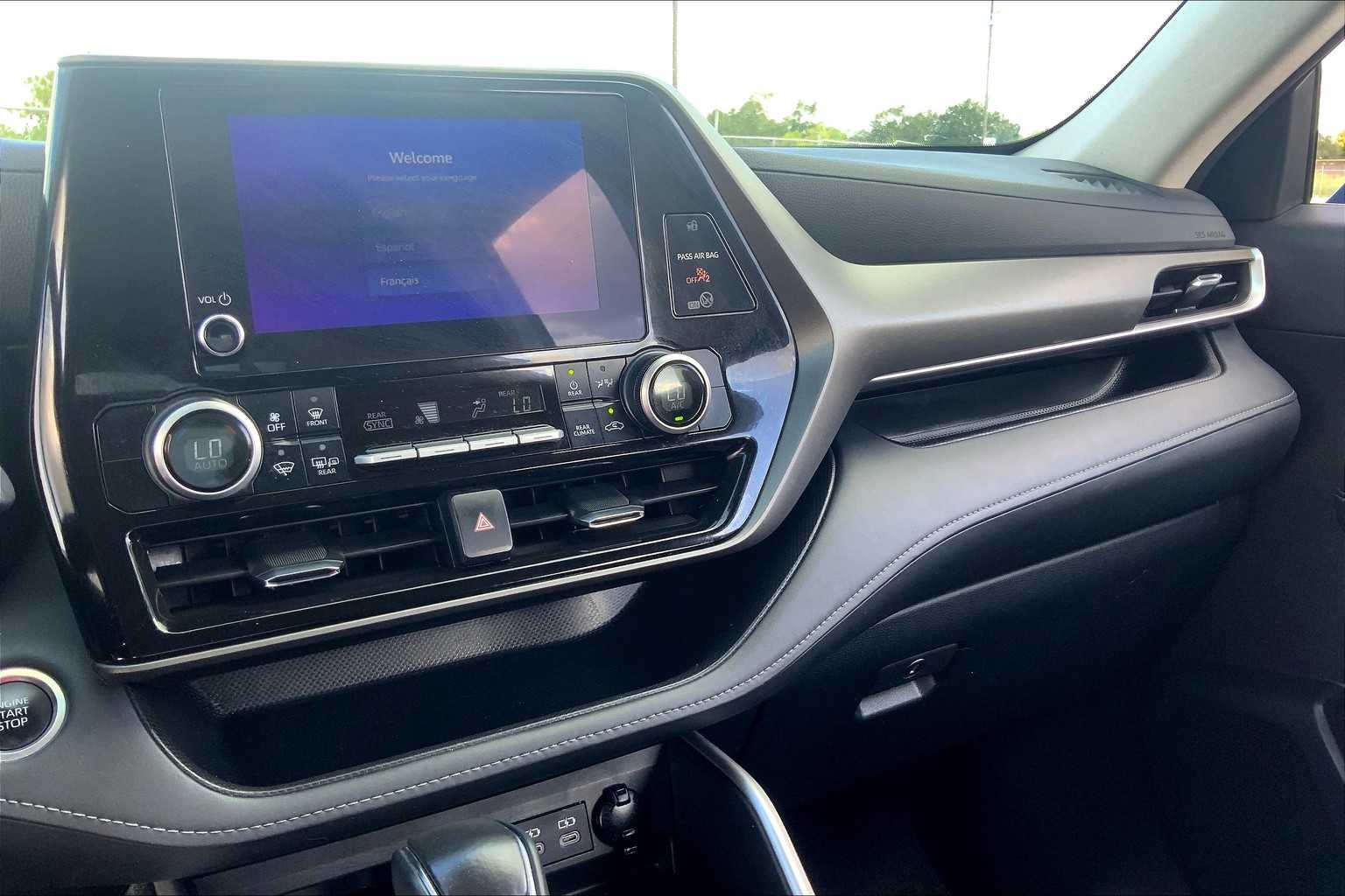 2024 Toyota Highlander LE photo 32