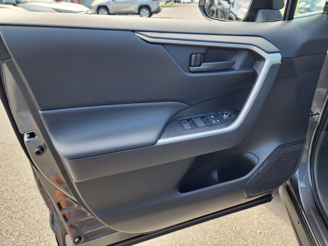 2025 Toyota RAV4 LE photo 12