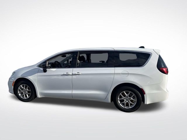 2024 Chrysler Pacifica Touring L photo 2