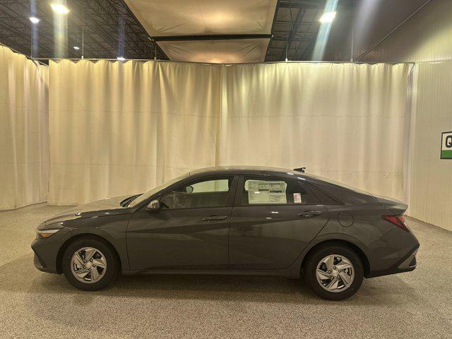 2025 Hyundai Elantra SE photo 4