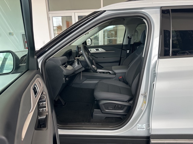 2025 Ford Explorer photo 9