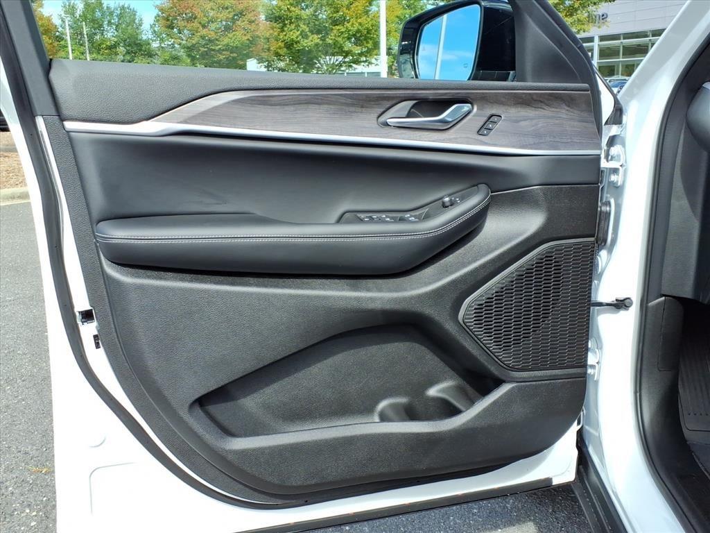 2025 Jeep Grand Cherokee Altitude photo 4