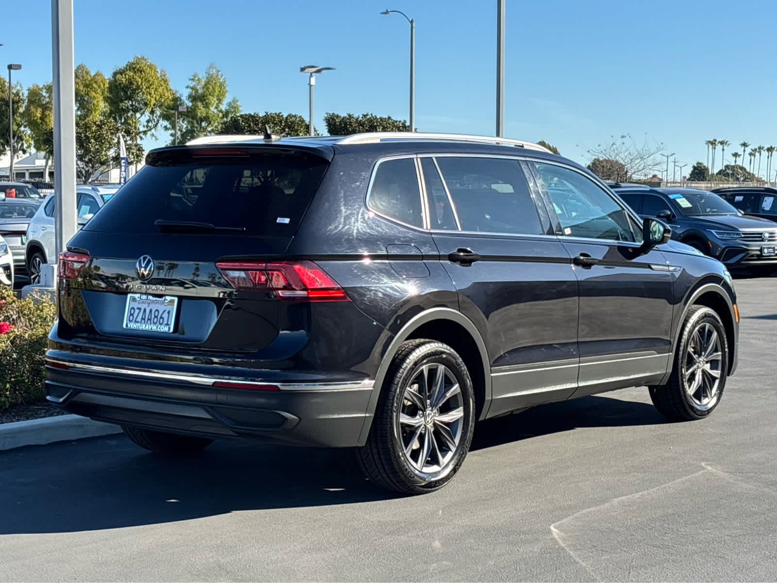 2022 Volkswagen Tiguan SE photo 2