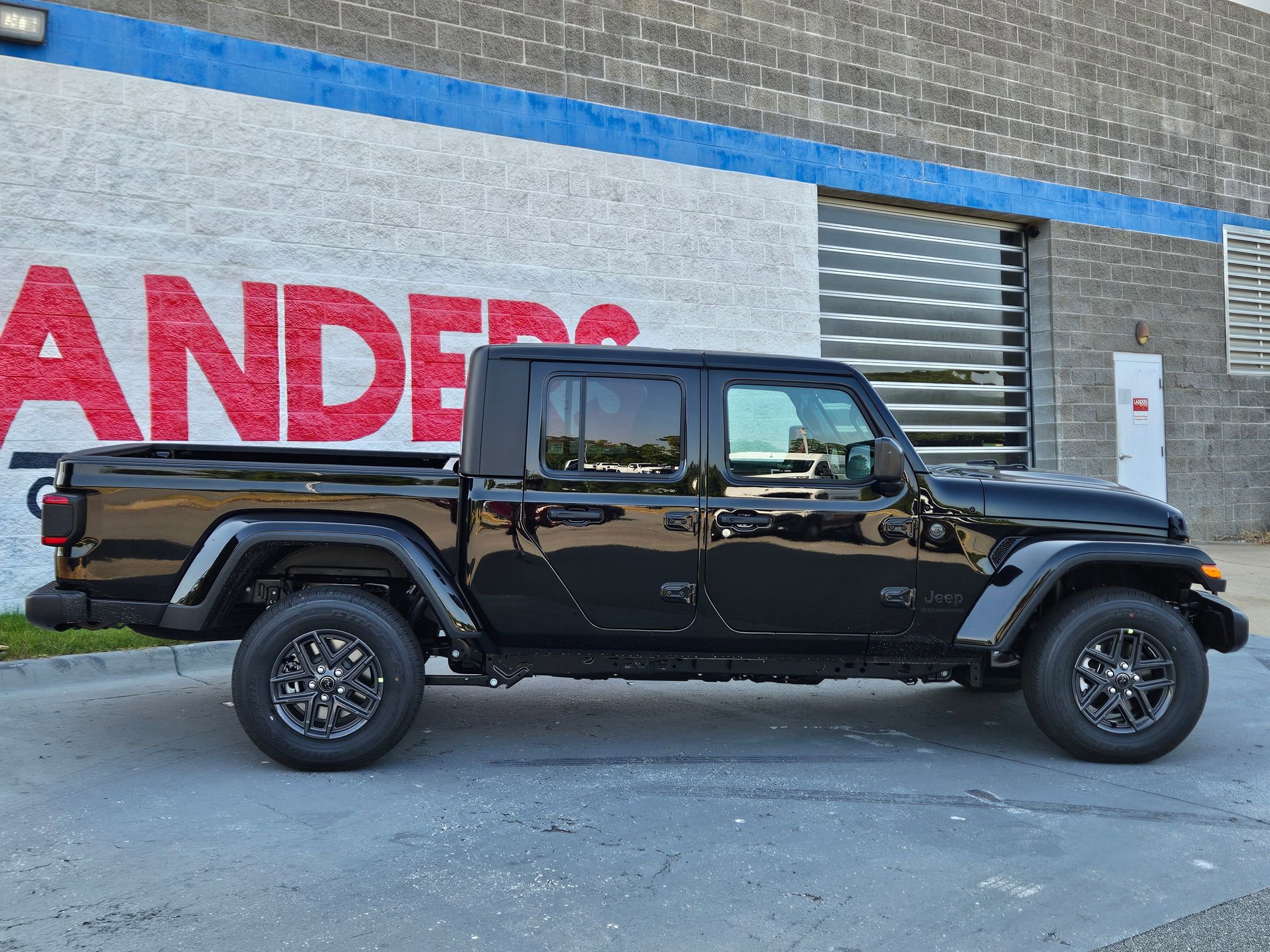 2025 Jeep Gladiator Sport photo 7