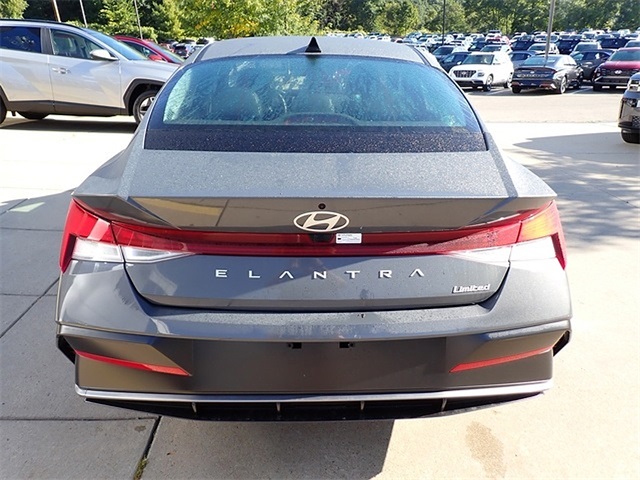 2025 Hyundai Elantra Limited photo 3