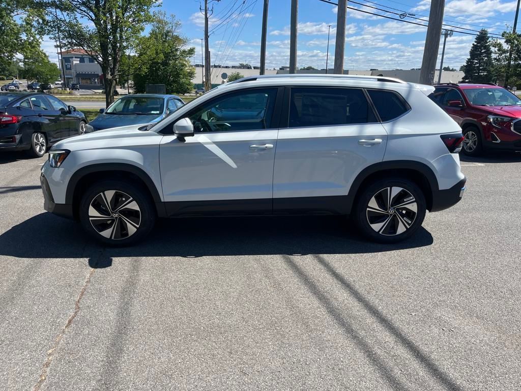 2025 Volkswagen Taos SE photo 4