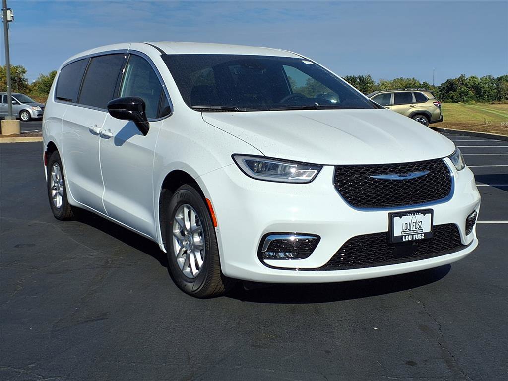 2026 Chrysler Pacifica photo 3