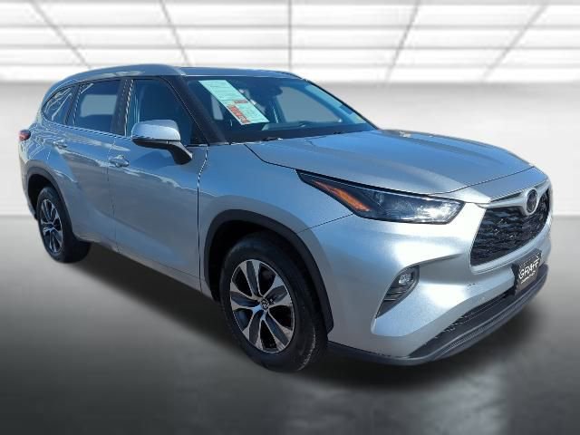 2023 Toyota Highlander XLE's photo