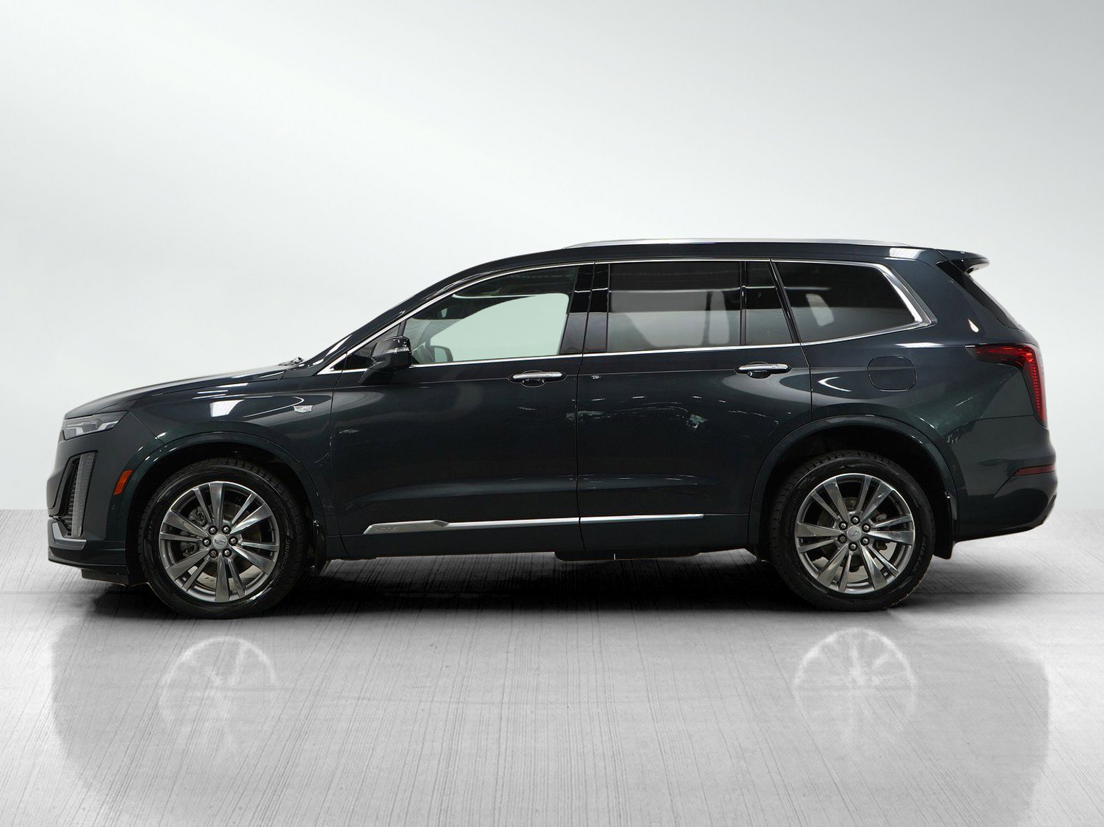 Used 2022 Cadillac XT6 Premium Luxury with VIN 1GYKPDRSXNZ121051 for sale in Roseville, Minnesota