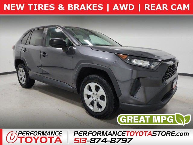 2022 Toyota RAV4 LE's photo