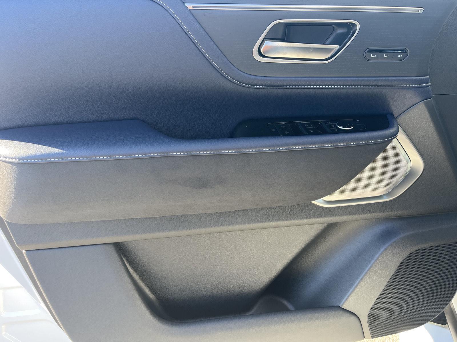 2026 Infiniti QX80 Sensory photo 9
