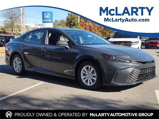 2025 Toyota Camry LE's photo