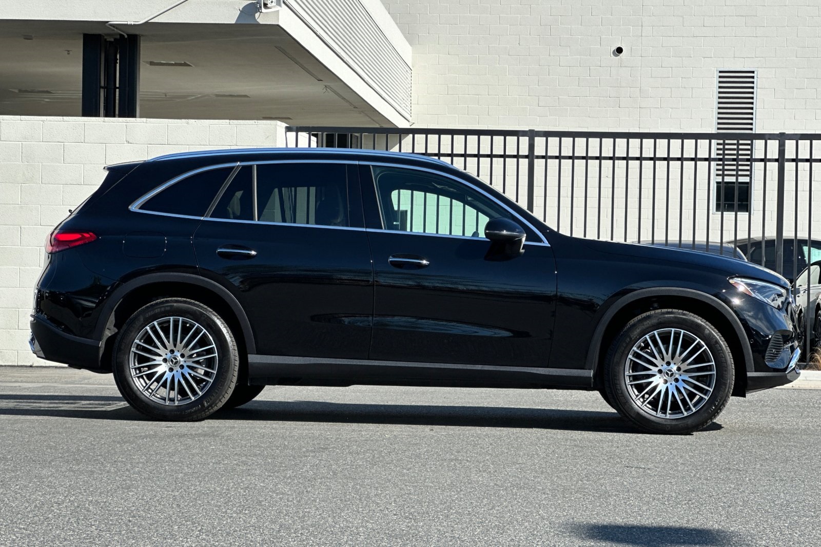 2025 Mercedes Benz GLC 300 photo 3