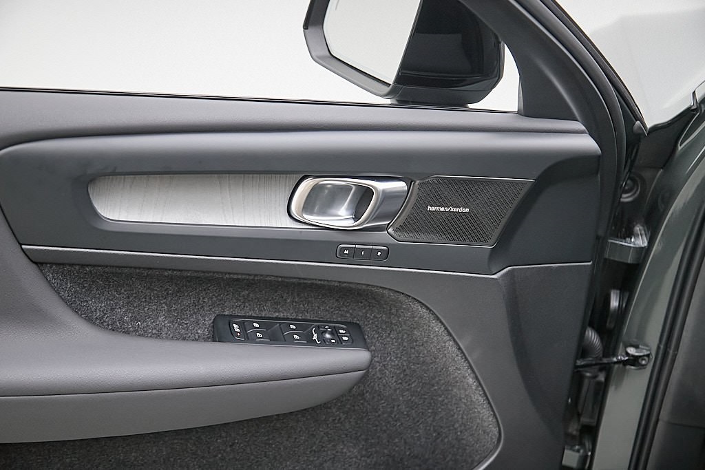 2026 VOLVO XC40 - Image 10