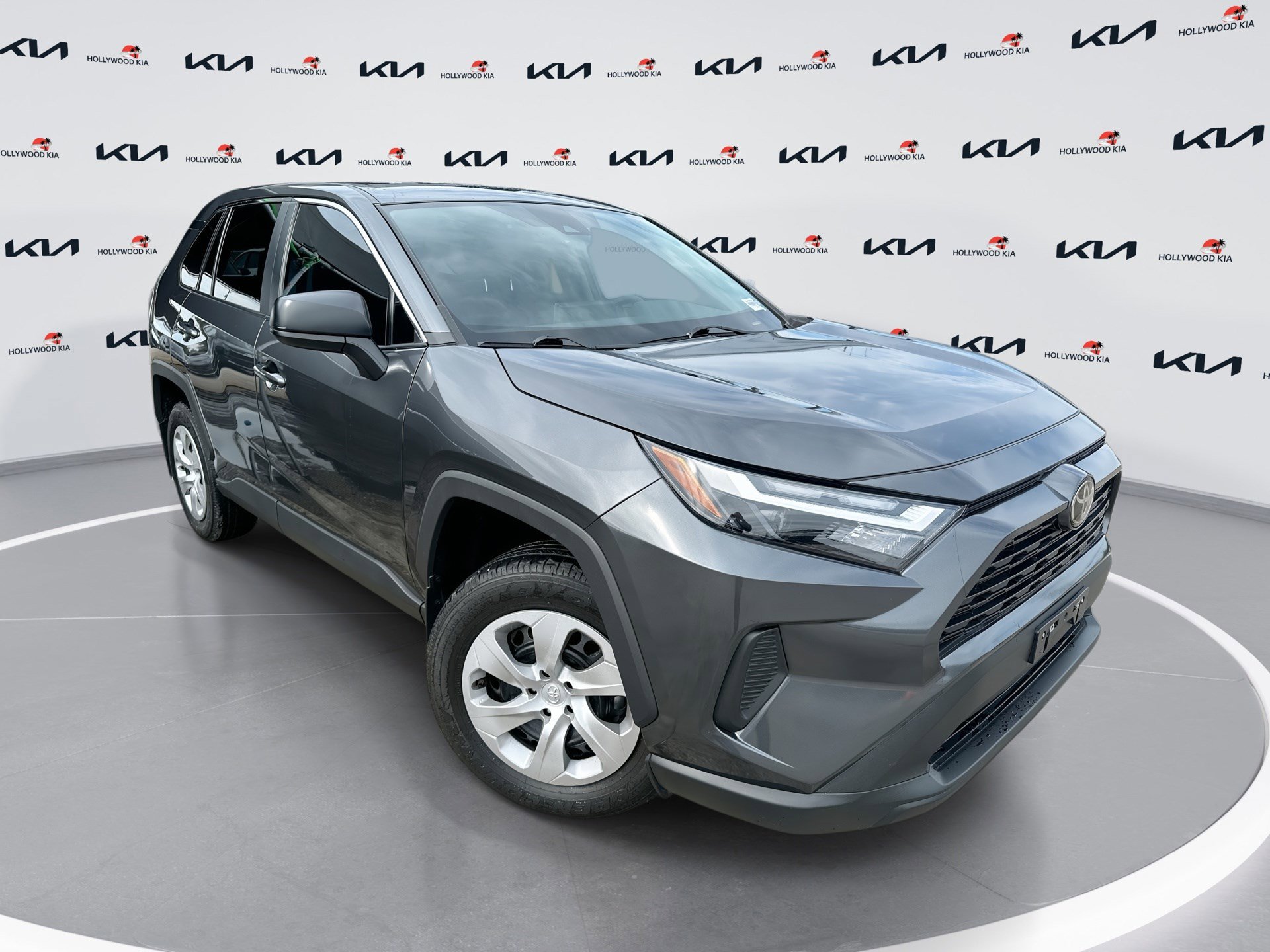 2025 Toyota RAV4 LE's photo