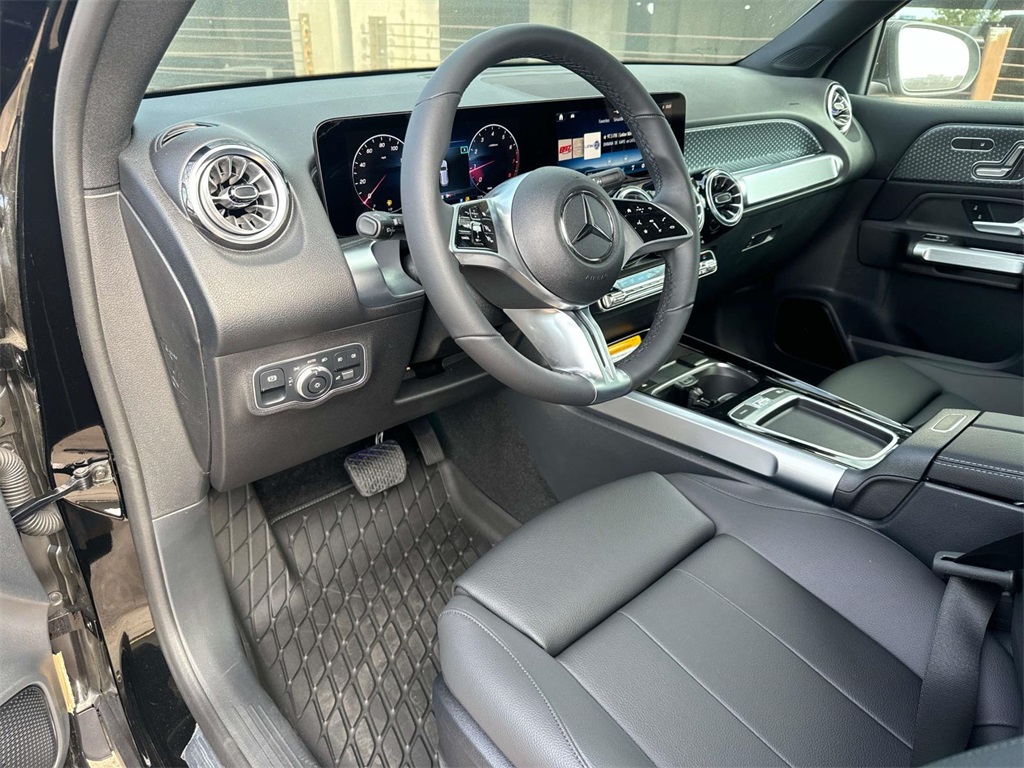 2025 Mercedes Benz GLB 250 photo 9