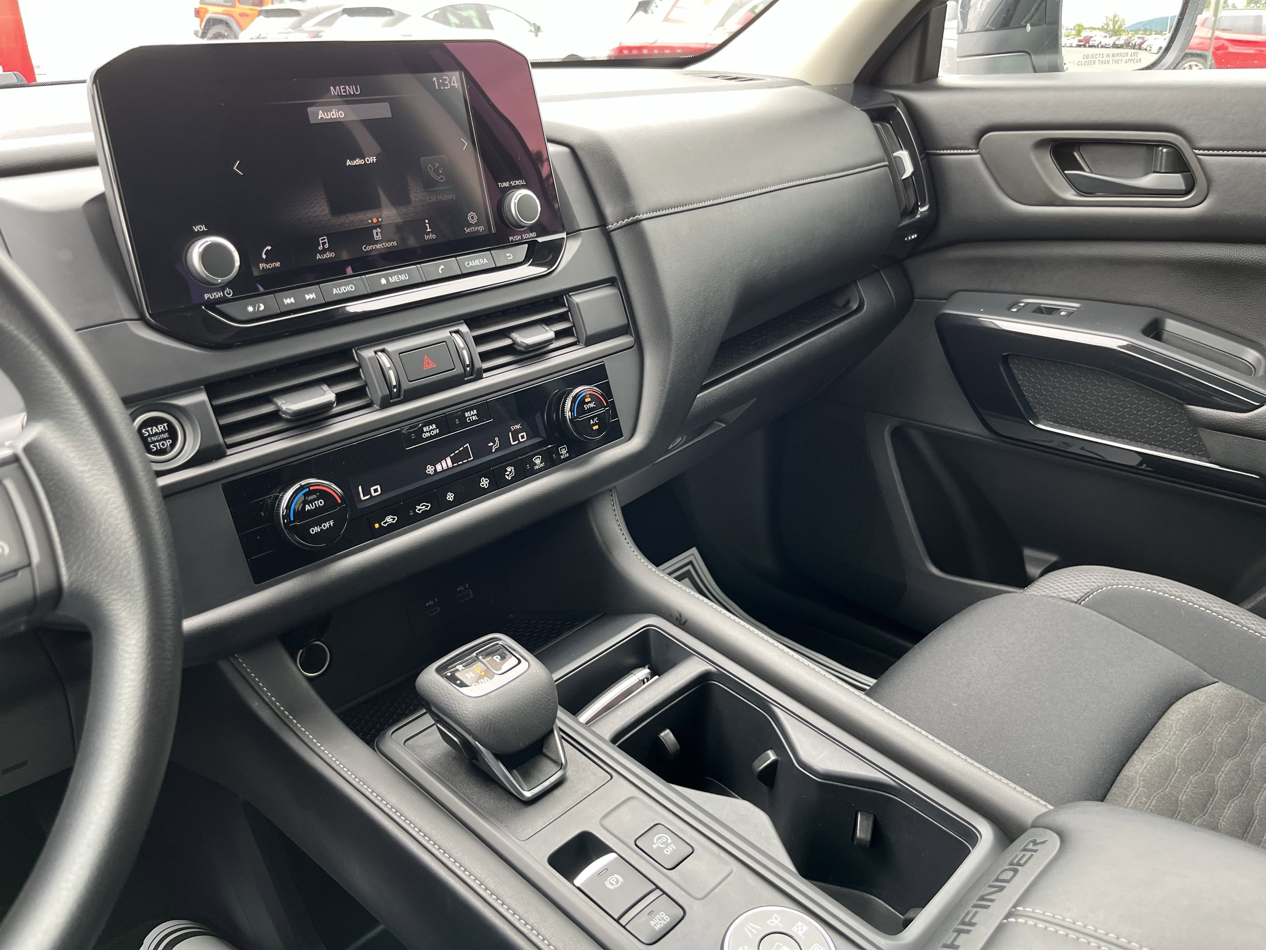 2024 Nissan Pathfinder S photo 8