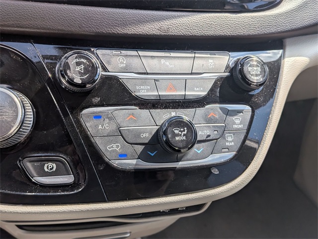 2017 Chrysler Pacifica Touring L photo 18