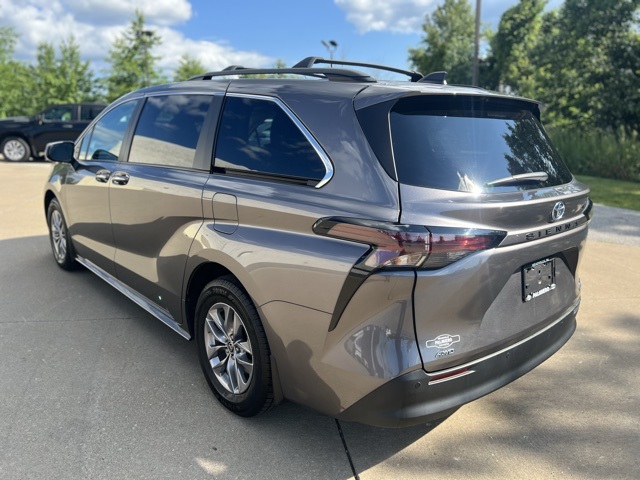 2024 Toyota Sienna XLE photo 3