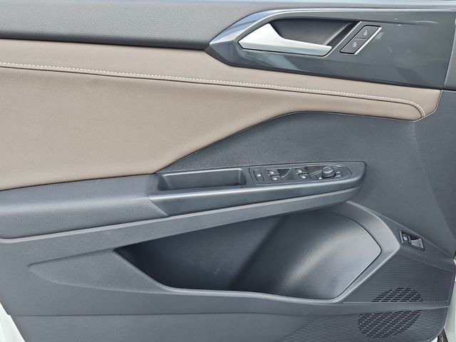 2022 Volkswagen Taos SEL photo 18