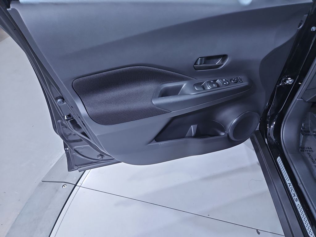 2024 Nissan Kicks S photo 8