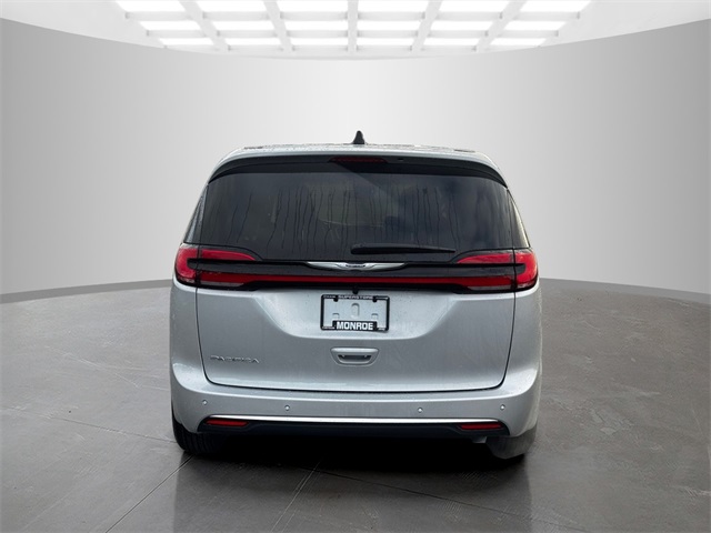 2026 Chrysler Pacifica photo 2