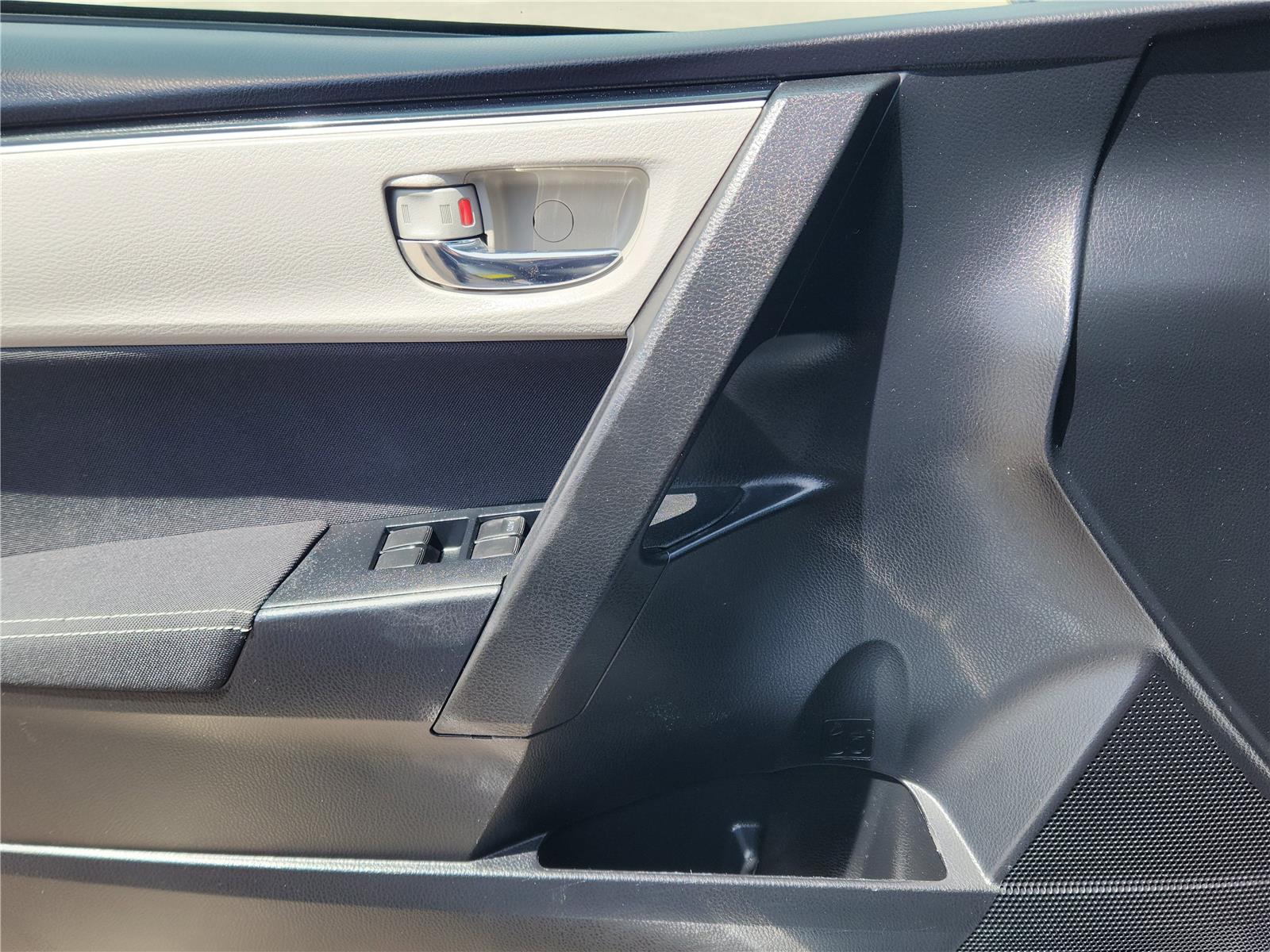 2017 Toyota Corolla LE photo 3