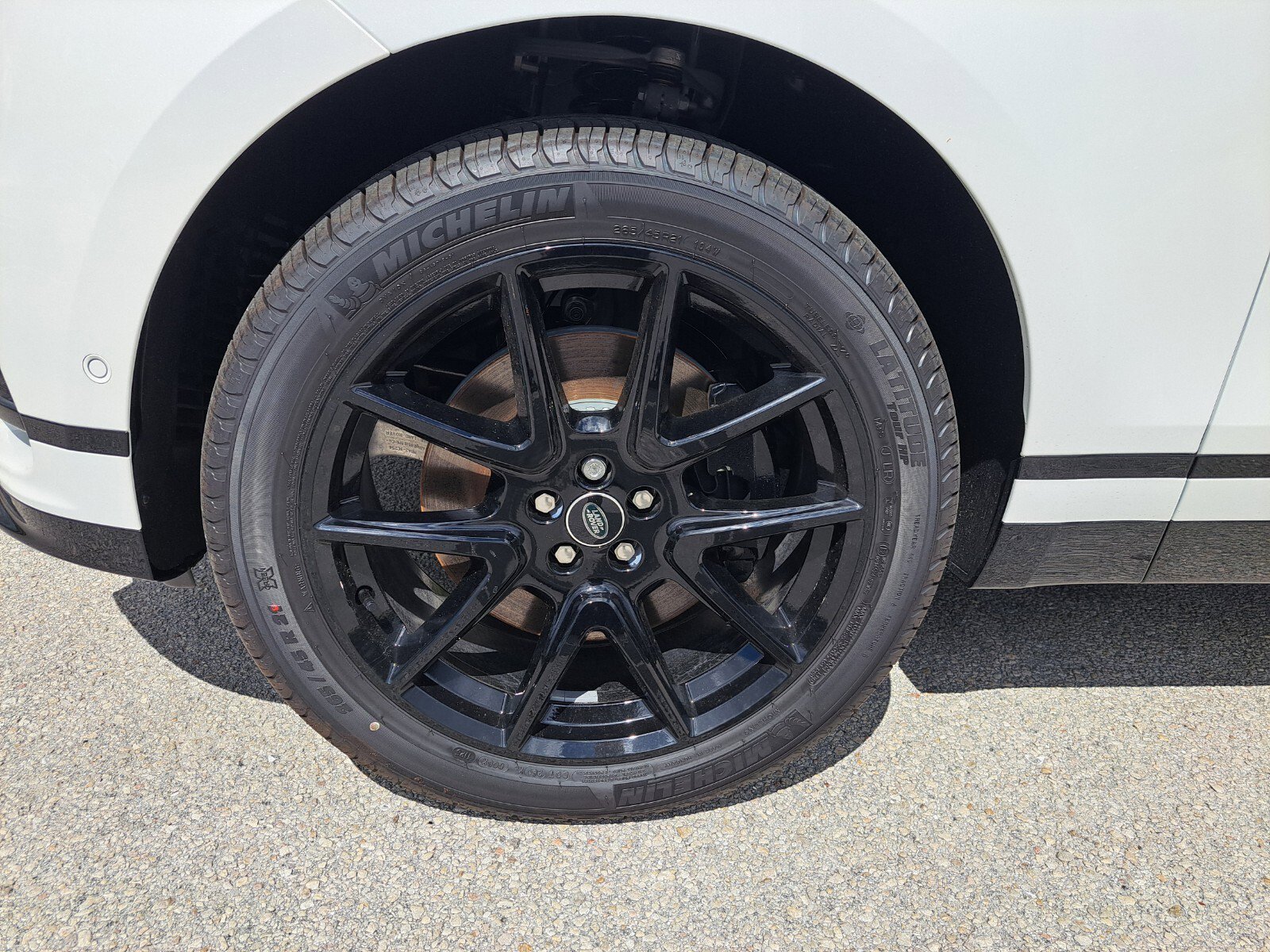 2026 Land Rover Range Rover Velar SE photo 9