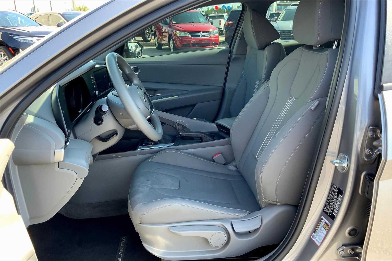 2023 Hyundai Elantra SEL photo 7