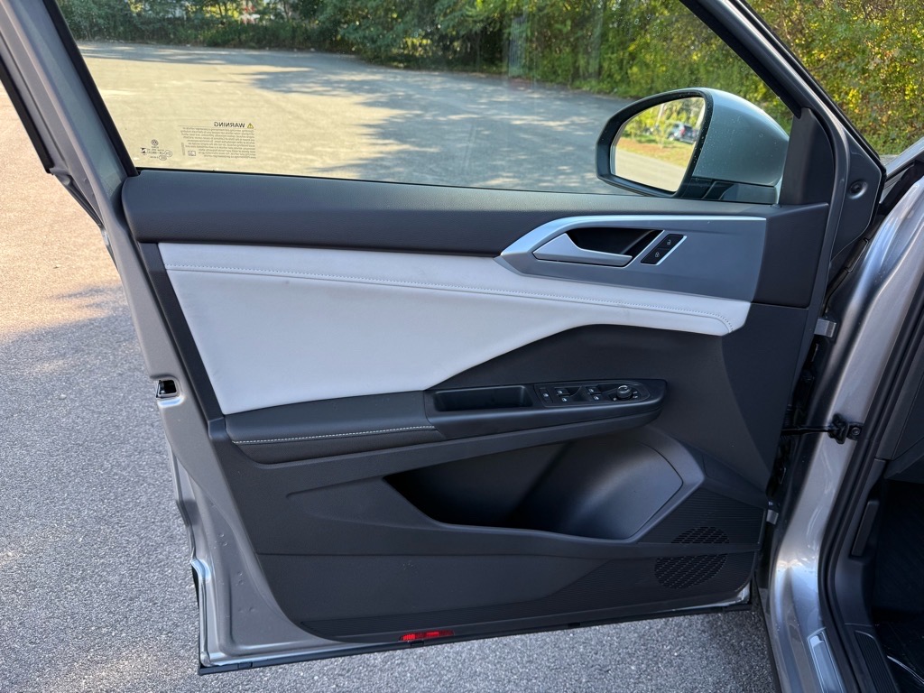 2025 Volkswagen Taos SE photo 10
