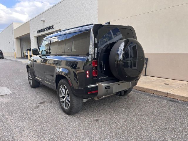 2024 Land Rover Defender 110 X-Dynamic SE photo 3