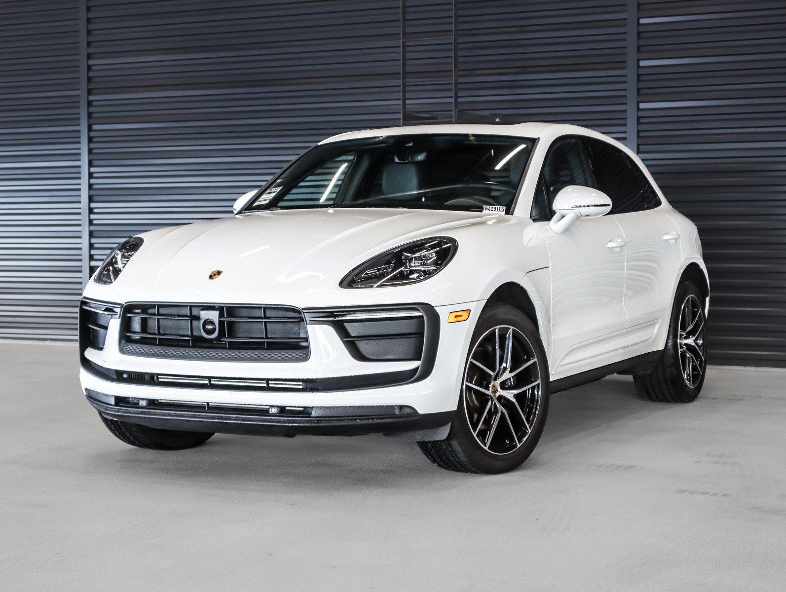 2023 Porsche Macan's photo