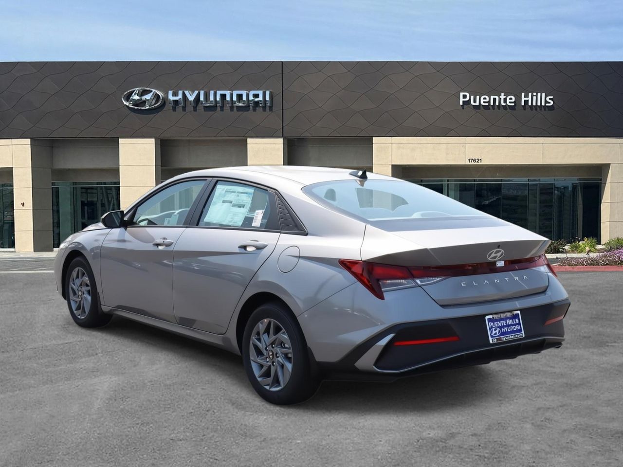 2025 Hyundai Elantra SEL Sport photo 3
