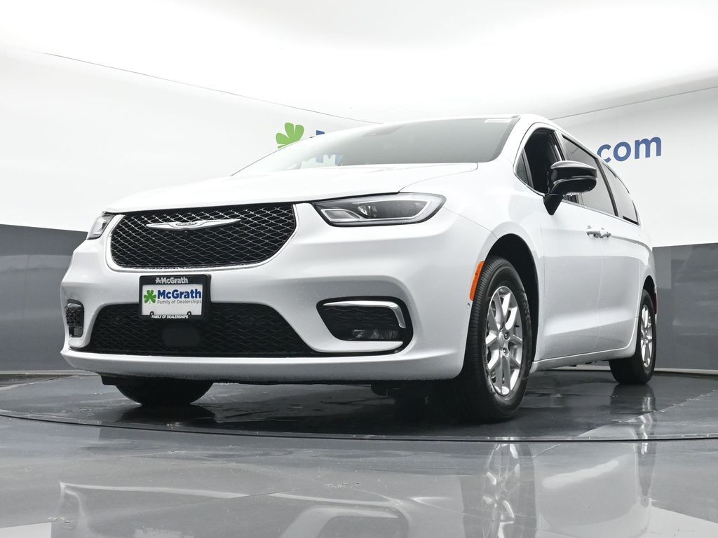 2026 Chrysler Pacifica photo 4
