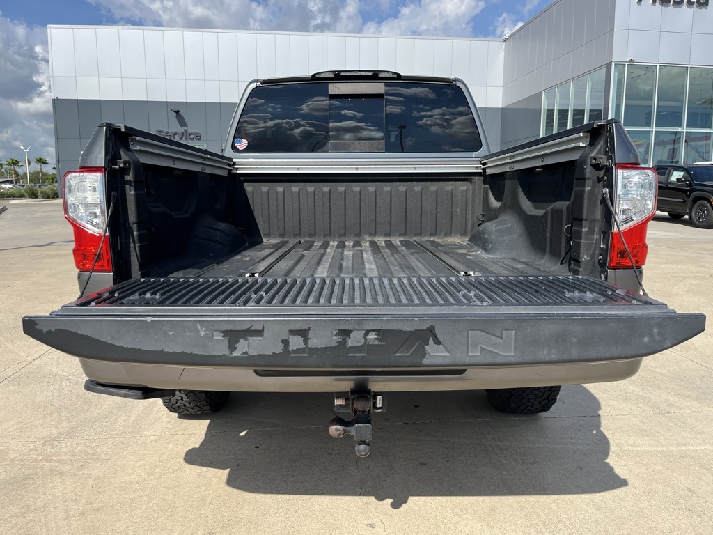 2017 Nissan Titan PRO-4X photo 3