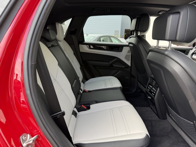 2025 Porsche Cayenne Base photo 21