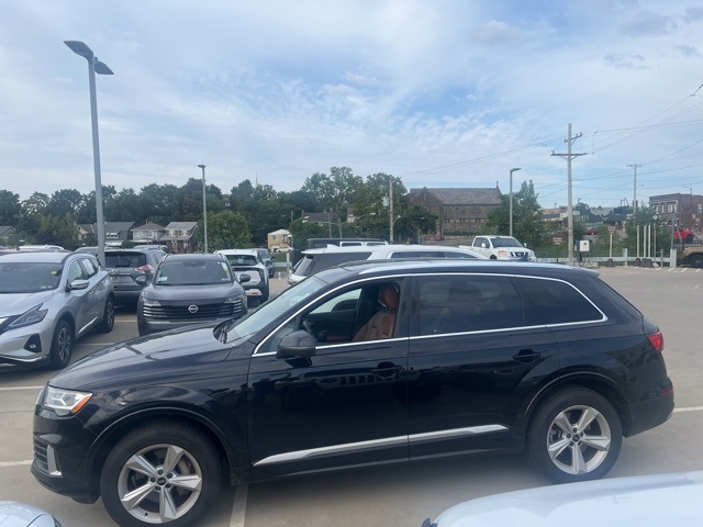 2021 Audi Q7 45 Premium photo 2