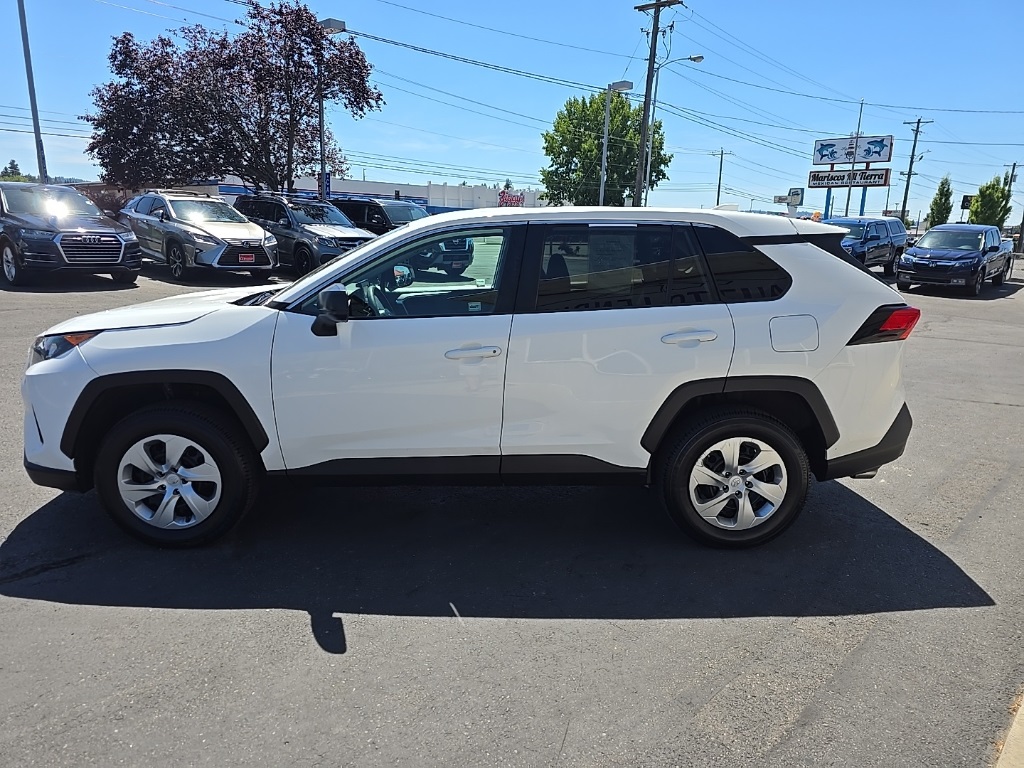 2022 Toyota RAV4 LE photo 4