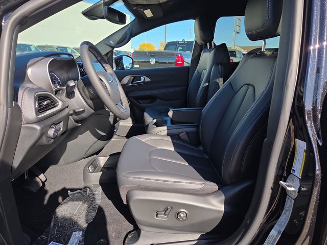 2026 Chrysler Pacifica photo 4