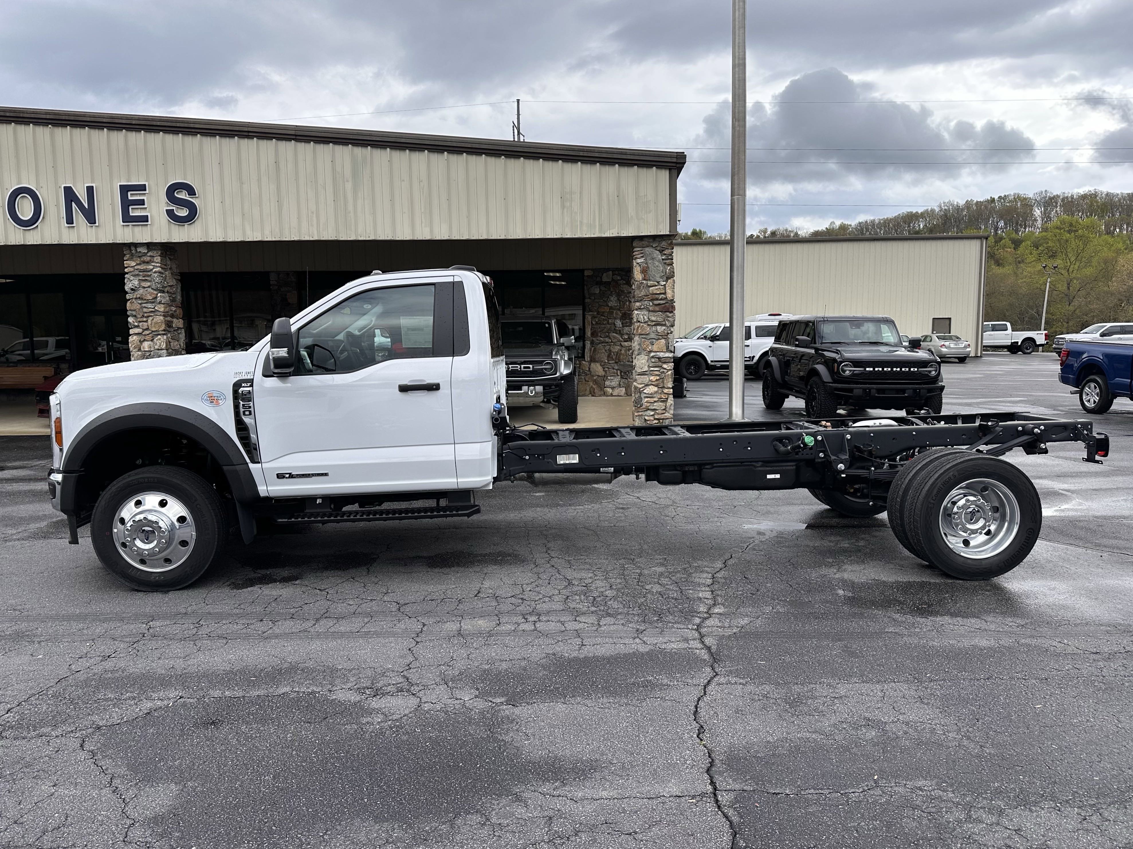 2025 Ford F-550 Super Duty Chassis Cab XLT's photo