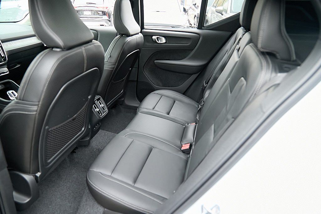 2026 VOLVO XC40 - Image 19