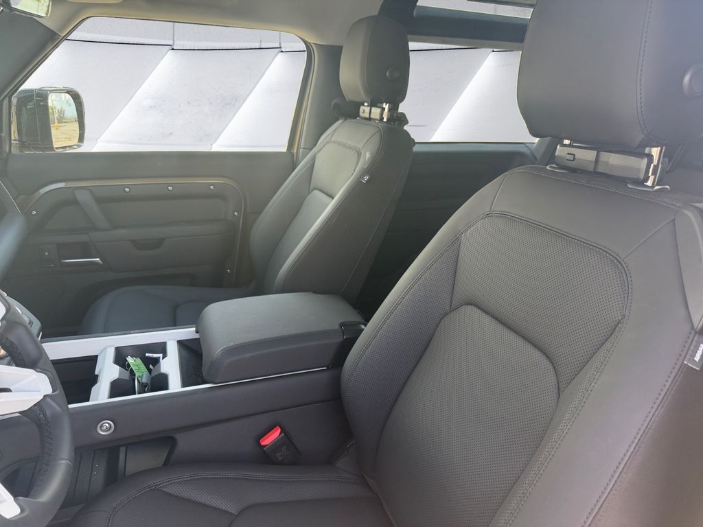 2025 Land Rover Defender 90 S photo 6