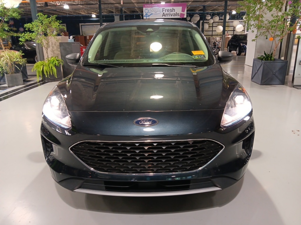 2022 Ford Escape SE photo 2