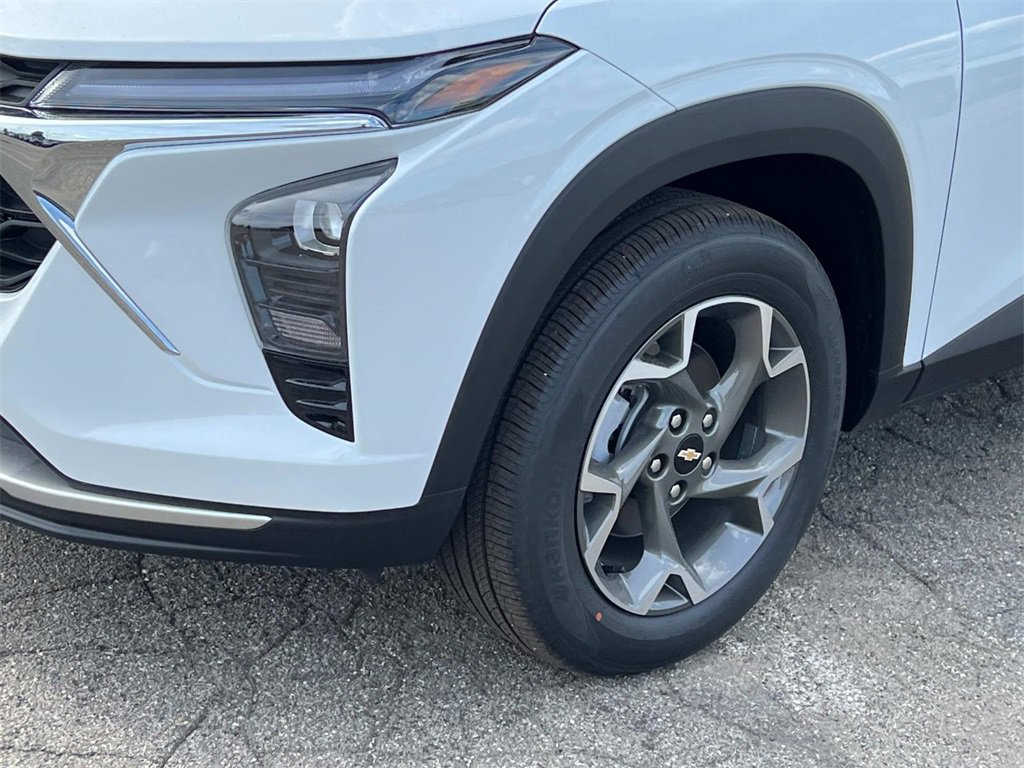 2025 Chevrolet Trax LT photo 7