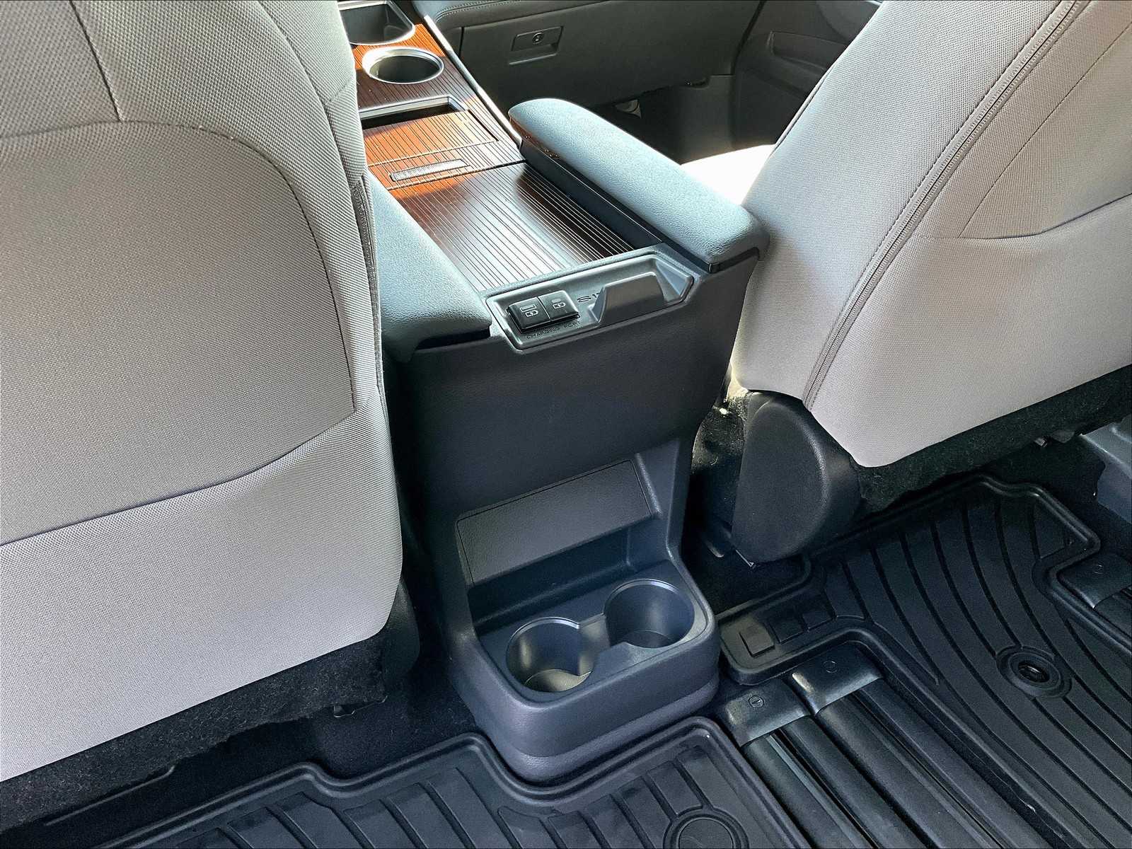 2023 Toyota Sienna LE photo 29