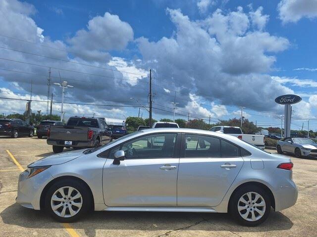 2021 Toyota Corolla LE photo 2