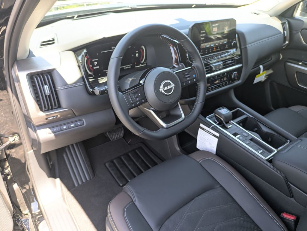 2025 Nissan Pathfinder Platinum photo 11
