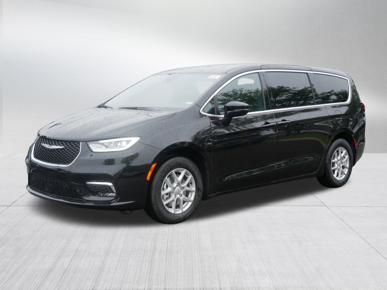 2026 Chrysler Pacifica photo 3