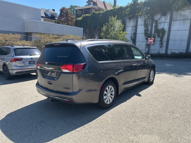 2017 Chrysler Pacifica Touring L photo 2