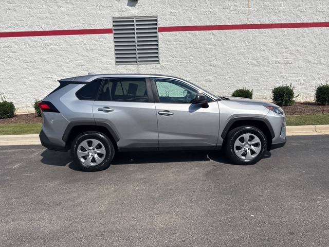 2022 Toyota RAV4 LE photo 3